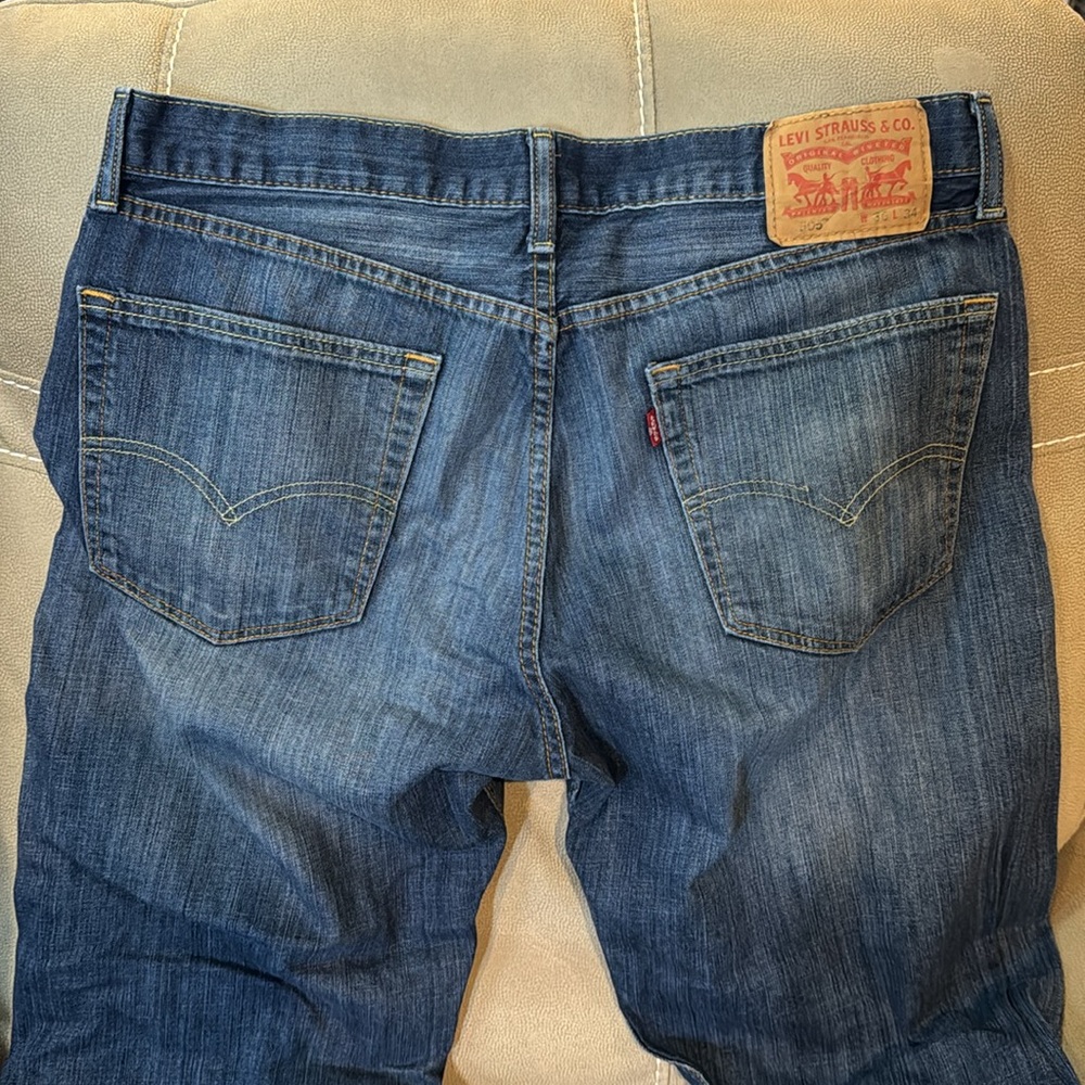 Men’s Levi jeans - Picture 2 of 4